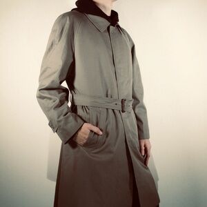 CHRISTIAN DIOR Le Connaisseur Vintage Trench Coat, Tan/Navy Lining